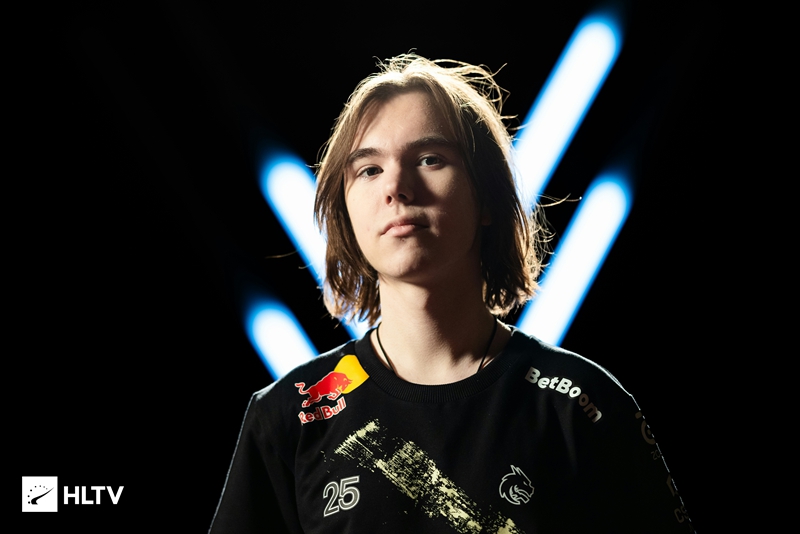 一边是国足 一边是国足